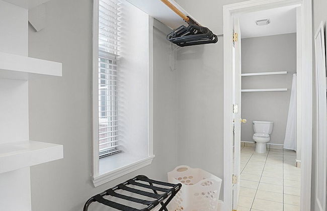 Spacious 3-Bedroom with King Bed - Foto 11