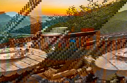 Foto 2 - Luxury Cabin With Exclusive Privacy Incredible Mountain Views Hot Tub Pool PET Friendly