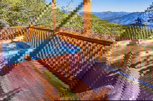Foto 31 - Luxury Cabin With Exclusive Privacy Incredible Mountain Views Hot Tub Pool PET Friendly
