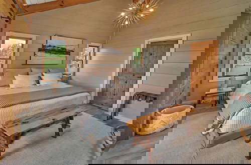 Foto 26 - Luxury Cabin With Exclusive Privacy Incredible Mountain Views Hot Tub Pool PET Friendly