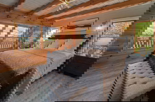 Foto 20 - Luxury Cabin With Exclusive Privacy Incredible Mountain Views Hot Tub Pool PET Friendly