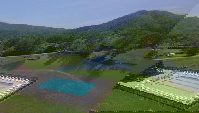 Foto 1 - Luxury Cabin With Exclusive Privacy Incredible Mountain Views Hot Tub Pool PET Friendly