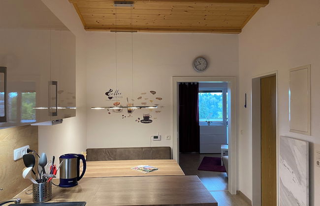 Stylish Apartment With Modern Amenities and Scenic Views - Foto 3