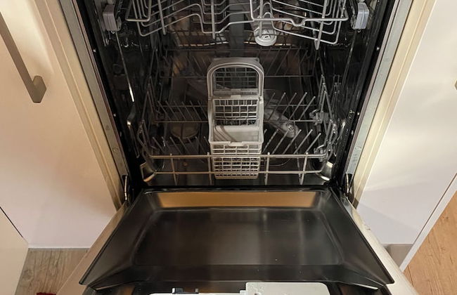 Stylish Apartment With Modern Amenities and Scenic Views - Foto 8