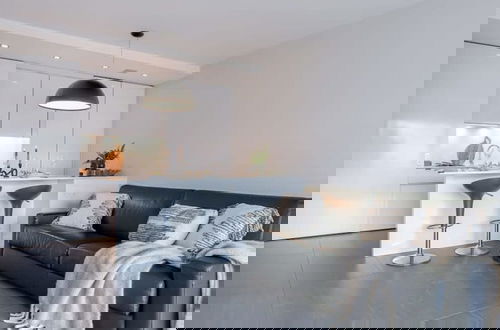 Photo 3 - Modern Apartment in Centre With Parking