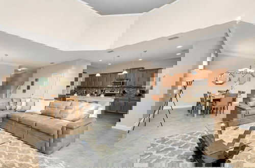 Foto 2 - Upstay - Pet-friendly Home With Pool-hot Tub-bbq