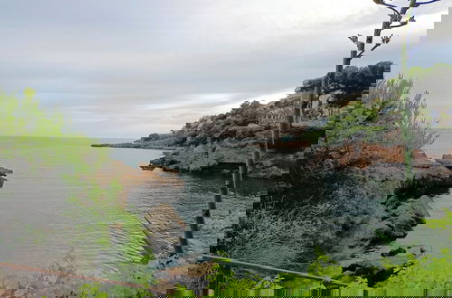Foto 9 - Stunning sea View and Waterfront Apartment
