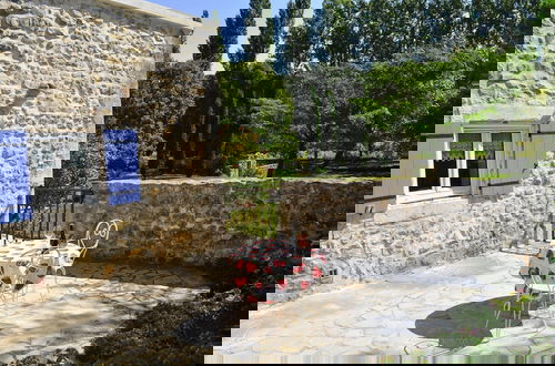 Foto 11 - Charming Stone House With Terrace and Garden, Lussan