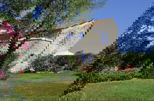Foto 22 - Charming Stone House With Terrace and Garden, Lussan