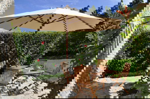 Foto 15 - Charming Stone House With Terrace and Garden, Lussan