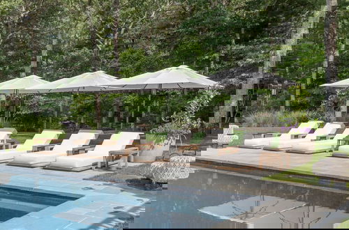 Foto 17 - Luxurious 8 Bedroom Retreat With Pool East Hampton