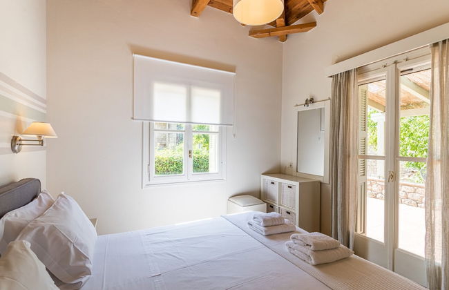 Lithos Stoupa Villas - Photo 12