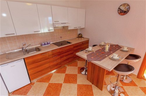 Foto 5 - Tranquil Apartment in Dramalj with Hot Tub