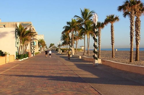 Photo 3 - Hollywood Beach Walk Steps to the Ocean Miami