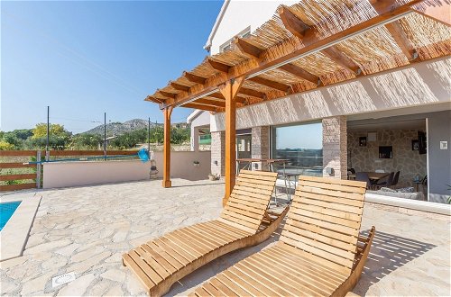 Photo 14 - Boutique Holiday Home in Donje Polje With Pool