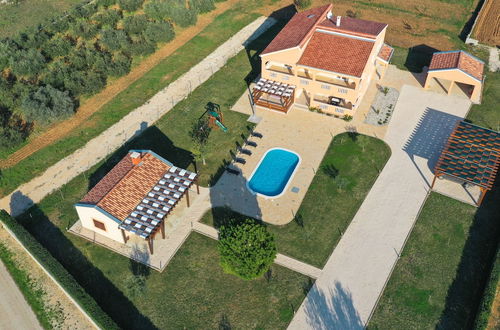 Photo 52 - Charming Holiday Home in Prkos With Swimming Pool