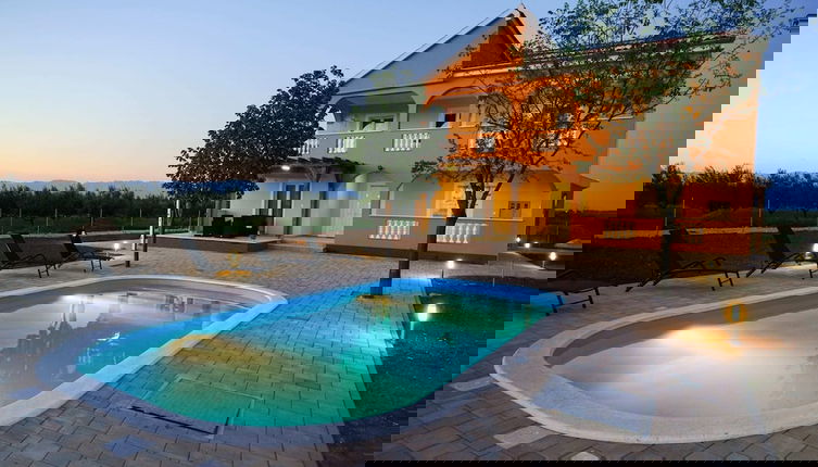 Foto 1 - Charming Holiday Home in Prkos With Swimming Pool