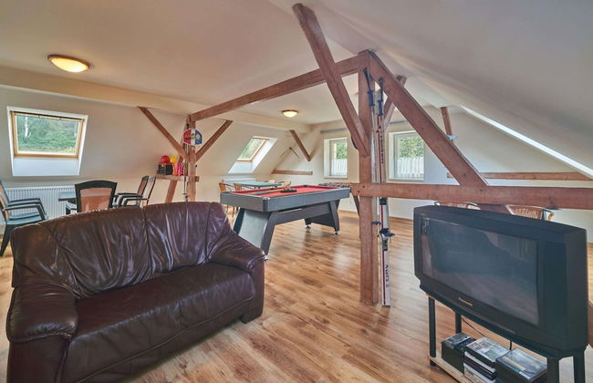 Spacious Mountain Retreat - Photo 11