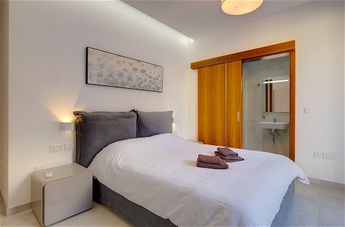Photo 3 - Deluxe Apartment With Valletta and Harbour Views