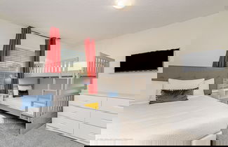 Foto 3 - Modern Townhome W/private Pool & Free Water Park!