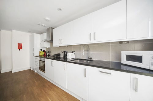 Photo 30 - Modern Apartments in Bayswater Central London WiFi & Aircon - by City Stay London