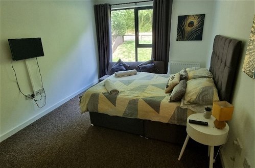 Foto 6 - 360 Serviced Accommodations - Brentwood 2 Bedroom Executive Apartment With Secure Parking