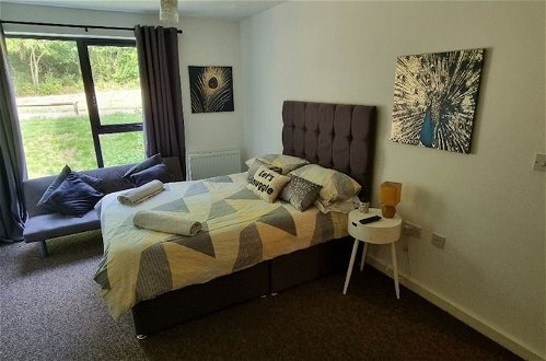 Foto 3 - 360 Serviced Accommodations - Brentwood 2 Bedroom Executive Apartment With Secure Parking