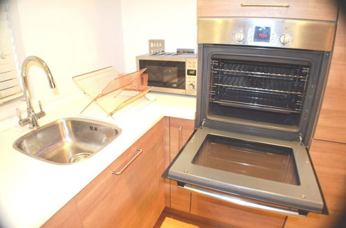 Photo 12 - 360 Serviced Accommodations - Brentwood 2 Bedroom Executive Apartment With Secure Parking