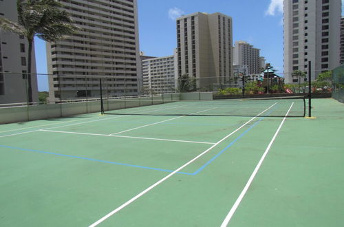 Photo 11 - Waikiki Banyan - Walk to the Beach