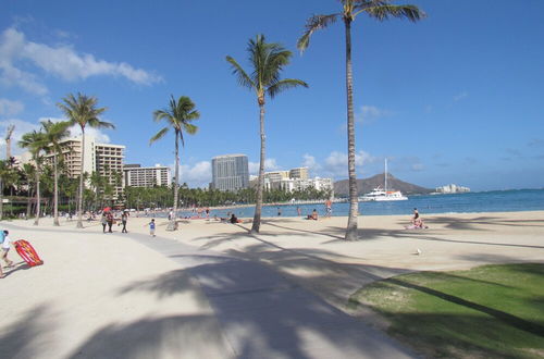 Photo 13 - Waikiki Banyan - Walk to the Beach