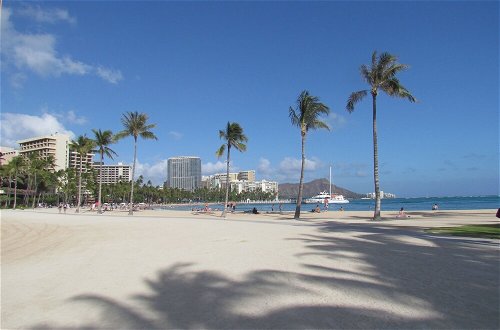 Photo 10 - Waikiki Banyan - Walk to the Beach