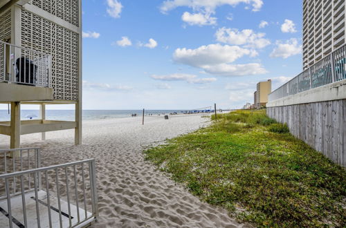 Photo 38 - Fontainebleau Terrace by Book That Condo