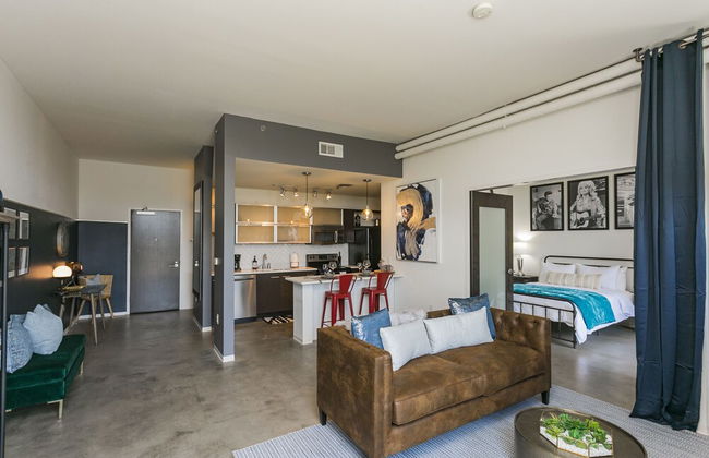 Mid Century Modern Downtown Condo | 30+ Night Min - Foto 17