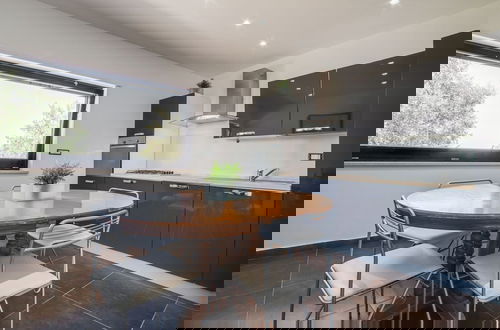 Foto 9 - Belvilla by OYO Modern Villa in Nissoria With Pool