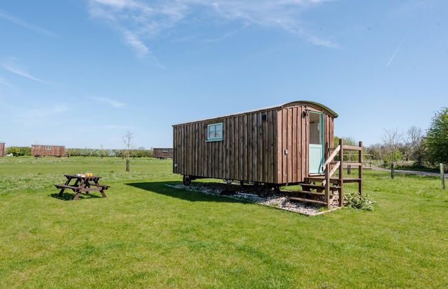 Honeysuckle Farm Hut 2 - Suffolk Farm Holidays - Foto 1
