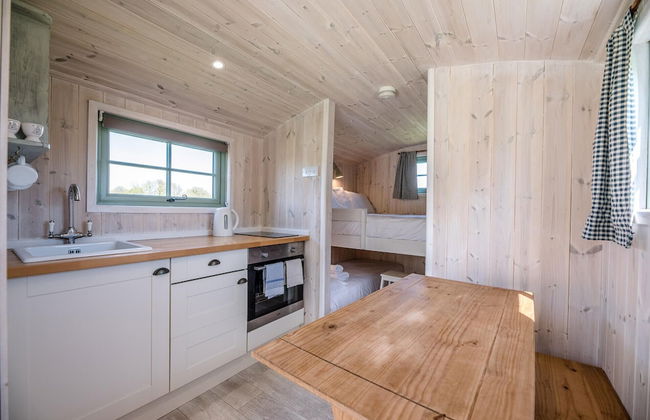 Honeysuckle Farm Hut 2 - Suffolk Farm Holidays - Foto 5
