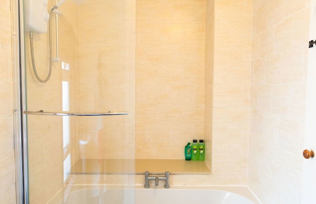 Windsor Apartment with Parking - Foto 15