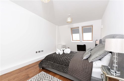 Photo 5 - Modern & Spacious 2 Bed Apartment at Clapham Junction