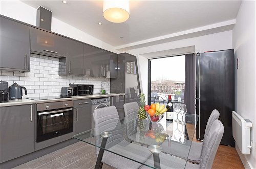 Photo 13 - Modern & Spacious 2 Bed Apartment at Clapham Junction