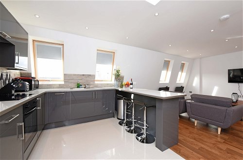 Photo 10 - Modern & Spacious 2 Bed Apartment at Clapham Junction