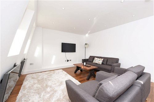 Photo 14 - Modern & Spacious 2 Bed Apartment at Clapham Junction