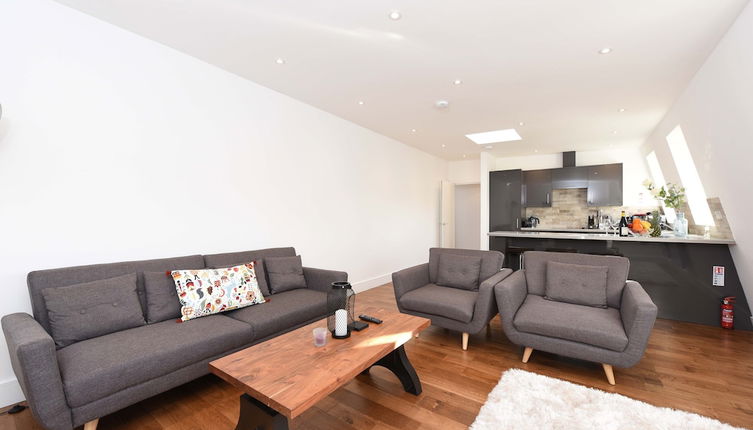 Photo 1 - Modern & Spacious 2 Bed Apartment at Clapham Junction