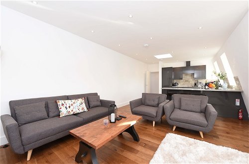 Photo 1 - Modern & Spacious 2 Bed Apartment at Clapham Junction