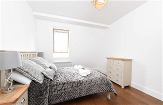 Photo 3 - Modern & Spacious 2 Bed Apartment at Clapham Junction