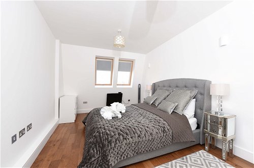 Photo 6 - Modern & Spacious 2 Bed Apartment at Clapham Junction