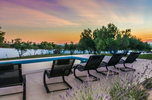 Foto 20 - Luxurious Villa in Debeljak With Swimming Pool