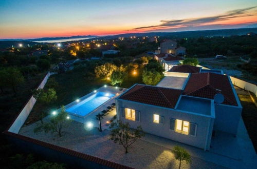 Foto 18 - Luxurious Villa in Debeljak With Swimming Pool