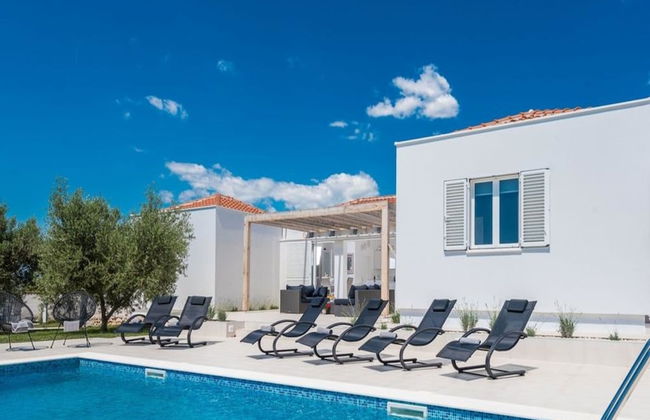 Villa in Debeljak With Pool Near the Sea - Foto 1