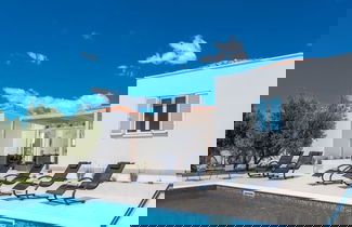 Foto 1 - Luxurious Villa in Debeljak With Swimming Pool