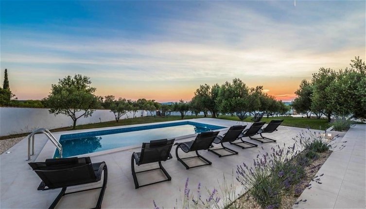 Foto 1 - Luxurious Villa in Debeljak With Swimming Pool